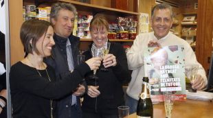 Els responsables de l'Estanc l'Havana de Girona celebrant que han repartit el primer premi