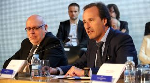 En primer terme, Sergi Bonet, parlant en presència del conseller d'Empresa i Coneixement, Jordi Baiget