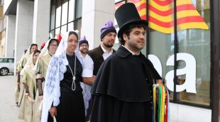 El cap dansaire de Campdevànol i la resta dels balladors, a la Delegació de la Generalitat davant de la UE