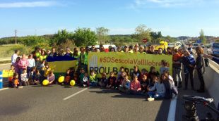 Els veïns de Vall-llobrega tallant la carretera durant la manifestació