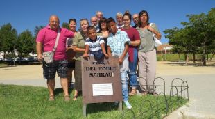 Una de les famílies d'acollida amb els joves saharauís