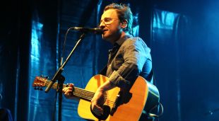 David Carabén durant el concert a les escales de la Catedral