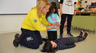 Dos alumnes de Blanes aprenent tècniques de reanimació