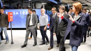 L'alcaldessa de Girona, Marta Madrenas, explica al president els detalls de la nova estació