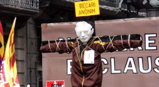 Avalot-Joves de la UGT ha mostrat la imatge d'un 'becari anònim' crucificat per denunciar l'explotació laborals del jovent