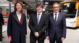 Marta Madrenas amb Carles Puigdemont, ahir a la inauguració de la nova estació d'autobusos