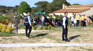 Els equips d'emergència davant el castell rebentat damunt un arbre © ACN