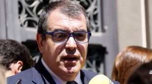 El conseller d'Interior, Jordi Jané, atenent els mitjans de comunicació aquest matí