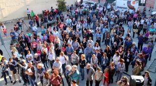 La plaça de l'Ajuntament de Caldes de Malavella, plena per al minut de silenci