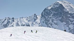 Uns esquiadors gaudint de les pistes de Grandvalira