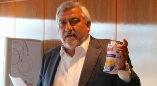 El director general de Nestlé, Laurent Dereux, mostrant un producte de la companyia