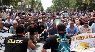 Els taxistes manifestant-se pels carrers de Barcelona en contra d'aplicacions com Uber