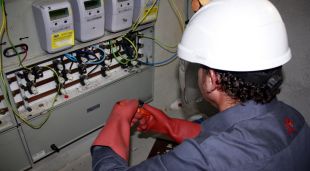 Un tècnic de la companyia Endesa comprovant l'estat dels comptadors manipulats
