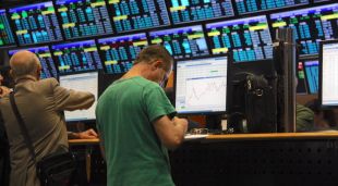 Un inversor a la Borsa de Barcelona amb les cotitzacions d'accions