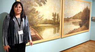 La comissària de la mostra i directora del Museu d'Art de Girona, Carme Clusellas, davant de dos murals de Bertrana