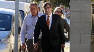 Els propietaris del Mas Oller de Caldes de Malavella amb l'advocat Carles Monguilod