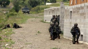 Militars de maniobres a la base de Sant Climent Sescebes (arxiu)