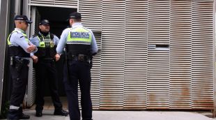 Agents de la Guàrdia Urbana de Figueres controlant l'accés al bloc ocupat