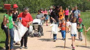 Els voluntaris durant la neteja de l'entor de l'estany de Sils
