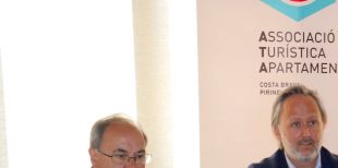 D'esquerra a dreta, Salvador Fuentes, Lluís Parera i Àngela Galceran, de l'Associació Turística d'Apartaments