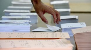 Una mà enmig de butlletes al Congrés i el Senat