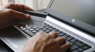 Set de cada deu estafes que es denuncien a les comarques gironines tenen les targetes de crèdit i Internet al darrere