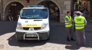 Els auxiliars municipals situats al costat d'un vehicle de la Policia Municipal de Girona