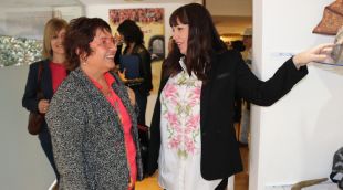 La consellera Bassa parlant amb una responsable del centre on es fa el programa 'Fama' a Girona