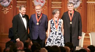 Els arquitectes de l'estudi RCR d'Olot rebent el Premi Pritzker