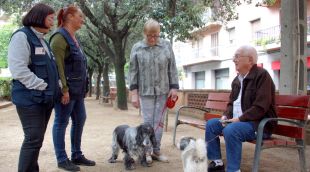 Dues agents de civisme parlant amb dos propietaris de gossos