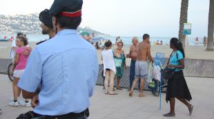 Agents dels Mossos vigilant el top manta a Roses el 2011