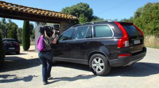 Un vehicle accedint a la finca de Sandro Rosell de Cassà de Pelràs