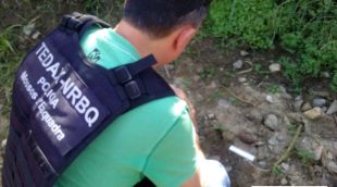 Un agent dels TEDAX-NRBQ examina la granada de mà de la Guerra Civil