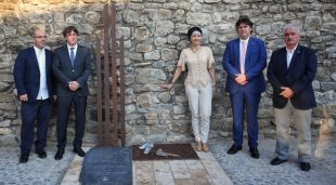 El president de la Generalitat, Carles Puigdemont, al costat de l'escultura homenatge a Lluís Companys a Besalú