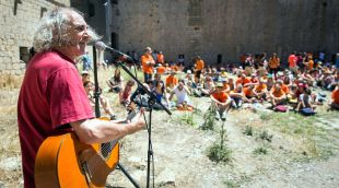 Pau Riba en l'actuació del músic al Castell de Montgrí