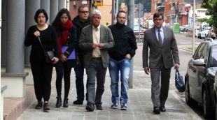 La família de la nena que va morir ofegada arribant als Jutjats de Ripoll acompanyats dels seus advocats