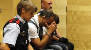 Els dos acusats del crim de Tots Sants custodiats pels Mossos d'Esquadra el primer dia de judici