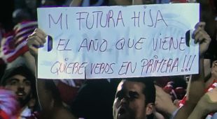 Un aficionat durant el partit del Girona FC contra el Saragossa