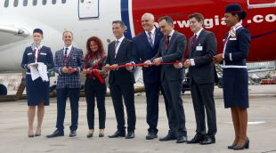 Tallada de la cinta inaugural a l'Aeroport del Prat del primer vol de Norwegian als Estats Units