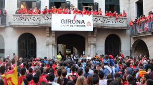 El balcó de l'Ajuntament de Girona amb els jugadors i les autoritats i el públic aclamant-los