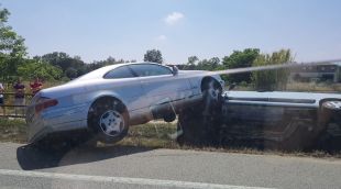 Els dos vehicles que han col·lisionat, a la cuneta de la C-65