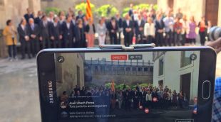 Un mòbil retransmetent en directe per Facebook l'anunci de la consulta