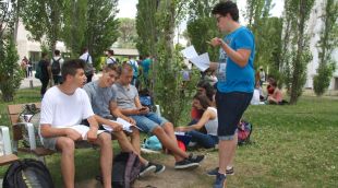 Estudiants repassant abans d'iniciar els exàmens de selectivitat (arxiu)