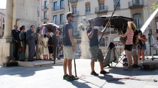 Un dels moments del rodatge sota el monument a Narcís Monturiol a la Rambla de Figueres