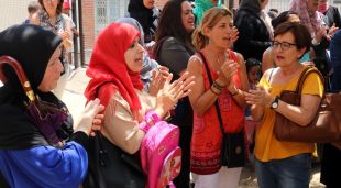Un grup de mares protestant aquest 15 de juny del 2017 contra la supressió de la línia de P3