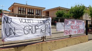 L'exterior del CEIP Baldiri Reixach amb les pancartes de protesta per la supressió de la línia de P3