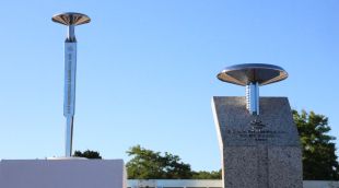 La torxa olímpica i del peveter col·locats a sobre l'escenari