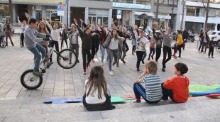 Alumnes i pares de l'escola 9de4t de Quart fent una flashmob el 2015