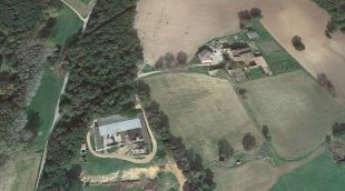 La masia de Castellsagué (dreta) i l'edifici annex que ha ocupat el denunciat (a baix a l'esquerra)