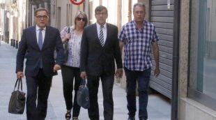 Els amos del restaurant Mas Oller flanquejats pels seus advocats